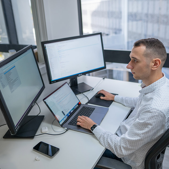dk-working-absoluteweb